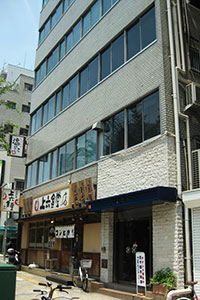 上六ビル外観